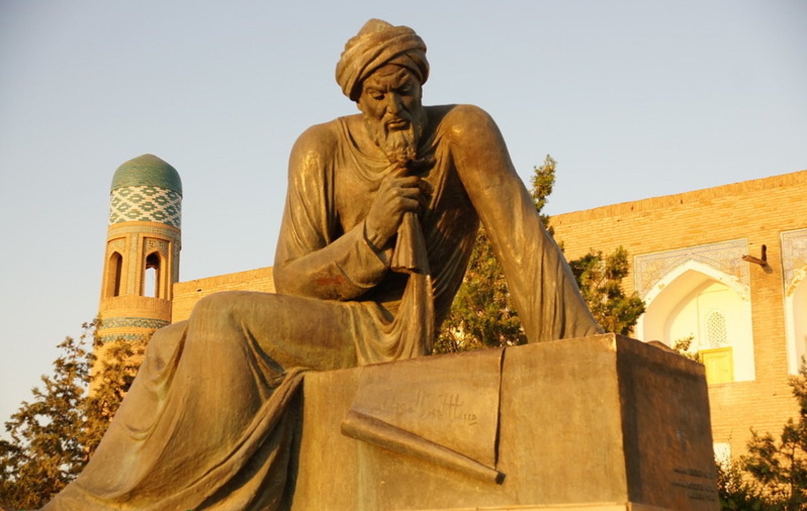 Памятник Аль-Хорезми в Ташкенте
